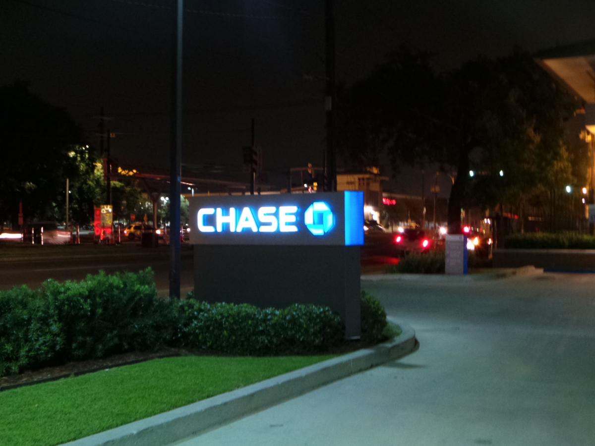 Sign installation in Metairie for Chase bank monument sign